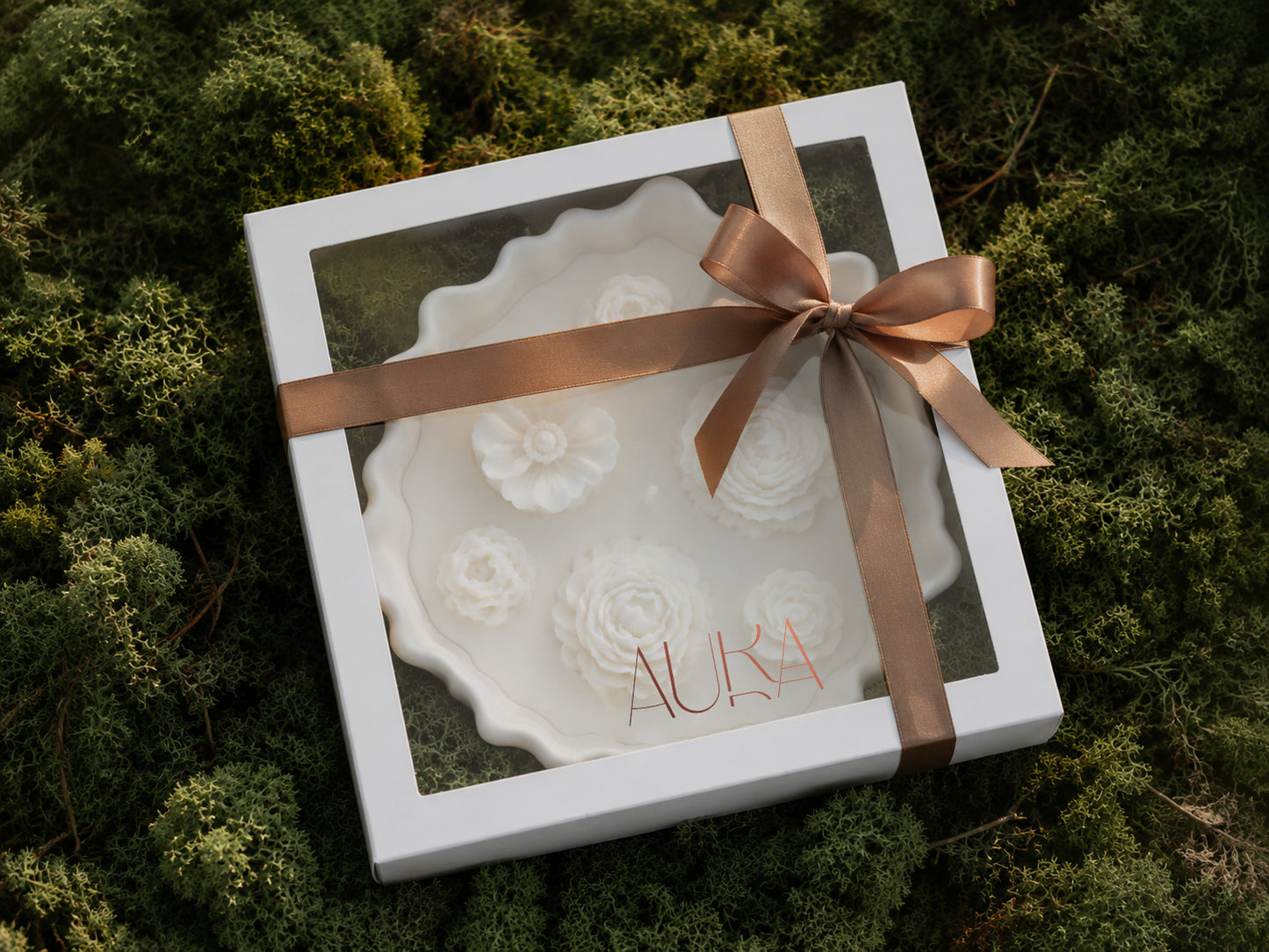 AURA Garden Midi – gėlių kompozicijos žvakė